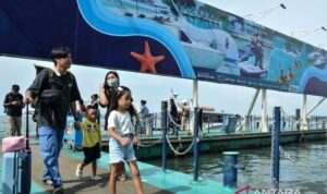 Wisatawan kembali dari Kepulauan Seribu, tiba di dermaga TUKS Baywalk, Jakarta. Foto Antara Wisatawan kembali dari Kepulauan Seribu, tiba di dermaga TUKS Baywalk, Jakarta. Foto Antara