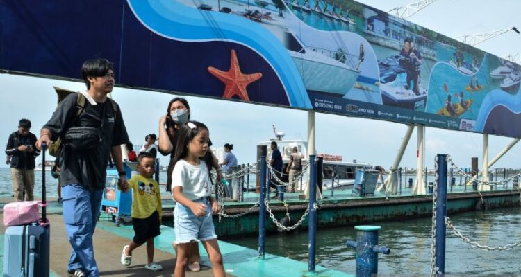 Wisatawan kembali dari Kepulauan Seribu, tiba di dermaga TUKS Baywalk, Jakarta. Foto Antara