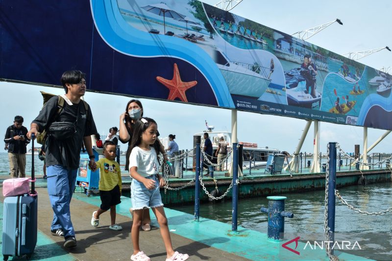 Wisatawan kembali dari Kepulauan Seribu, tiba di dermaga TUKS Baywalk, Jakarta. Foto Antara Wisatawan kembali dari Kepulauan Seribu, tiba di dermaga TUKS Baywalk, Jakarta. Foto Antara
