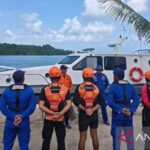 Tim SAR Gabungan melakukan brifing untuk memberikan arahan sebelum operasi SAR lanjutan dengan menggunakan Kapal Patroli (KP) XVI milik Ditpolairud Polda Maluku guna mencari delapan penumpang speedboat yang tenggelam di Perairan Pulau Dai, Kabupaten Maluku Barat Daya. Foto Antara