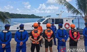 Tim SAR Gabungan melakukan brifing untuk memberikan arahan sebelum operasi SAR lanjutan dengan menggunakan Kapal Patroli (KP) XVI milik Ditpolairud Polda Maluku guna mencari delapan penumpang speedboat yang tenggelam di Perairan Pulau Dai, Kabupaten Maluku Barat Daya. Foto Antara Tim SAR Gabungan melakukan brifing untuk memberikan arahan sebelum operasi SAR lanjutan dengan menggunakan Kapal Patroli (KP) XVI milik Ditpolairud Polda Maluku guna mencari delapan penumpang speedboat yang tenggelam di Perairan Pulau Dai, Kabupaten Maluku Barat Daya. Foto Antara