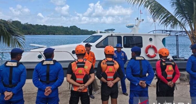 Tim SAR Gabungan melakukan brifing untuk memberikan arahan sebelum operasi SAR lanjutan dengan menggunakan Kapal Patroli (KP) XVI milik Ditpolairud Polda Maluku guna mencari delapan penumpang speedboat yang tenggelam di Perairan Pulau Dai, Kabupaten Maluku Barat Daya. Foto Antara