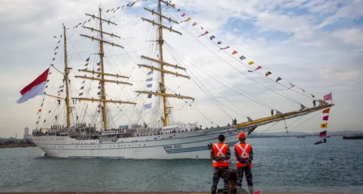 Kapal layar tiang tinggi, KRI Bima Suci. Foto Antara