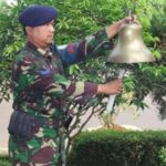 Lonceng kapal perang sedang dibunyikan. Foto Indomaritim.com/Buku Tradisi TNI AL.