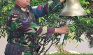 Lonceng kapal perang sedang dibunyikan. Foto Indomaritim.com/Buku Tradisi TNI AL.