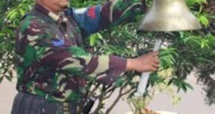 Lonceng kapal perang sedang dibunyikan. Foto Indomaritim.com/Buku Tradisi TNI AL.