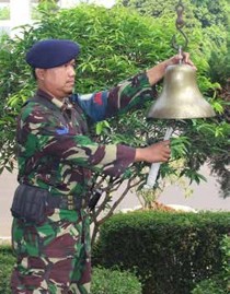 Lonceng kapal perang sedang dibunyikan. Foto Indomaritim.com/Buku Tradisi TNI AL.