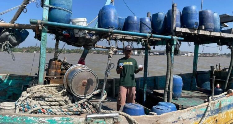 Nelayan menunjukkan barcode (QR Code) MyPertamina di Desa Banyutowo, Kecamatan Dukuhseti, Kabupaten Pati, Jawa Tengah. Foto Antara