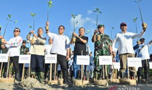 Minister of Environment and Head of the Environmental Control Agency Jumhur Hidayat (third left), accompanied by Bali Governor Wayan Koster (third right) and several Indonesian officials, displays mangrove seedlings to be planted at the Mangrove Arboretum Park in Denpasar, Bali, on Wednesday (June 10, 2026). The planting of 3,000 mangrove seedlings was carried out to help preserve coastal ecosystems in conjunction with World Environment Day 2026. Antara Photo