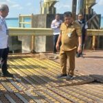 Gubernur Kepulauan Bangka Belitung Hidayat Arsani (tengah) meninjau kerusakan dermaga di Pelabuhan Sadai Kabupaten Bangka Selatan, Selasa (23/6/2026). Foto Antara