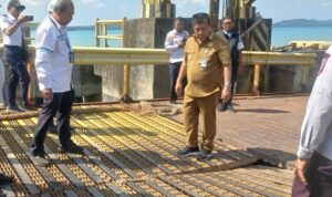 Gubernur Kepulauan Bangka Belitung Hidayat Arsani (tengah) meninjau kerusakan dermaga di Pelabuhan Sadai Kabupaten Bangka Selatan, Selasa (23/6/2026). Foto Antara Gubernur Kepulauan Bangka Belitung Hidayat Arsani (tengah) meninjau kerusakan dermaga di Pelabuhan Sadai Kabupaten Bangka Selatan, Selasa (23/6/2026). Foto Antara