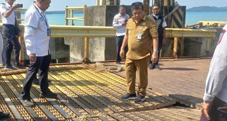Gubernur Kepulauan Bangka Belitung Hidayat Arsani (tengah) meninjau kerusakan dermaga di Pelabuhan Sadai Kabupaten Bangka Selatan, Selasa (23/6/2026). Foto Antara
