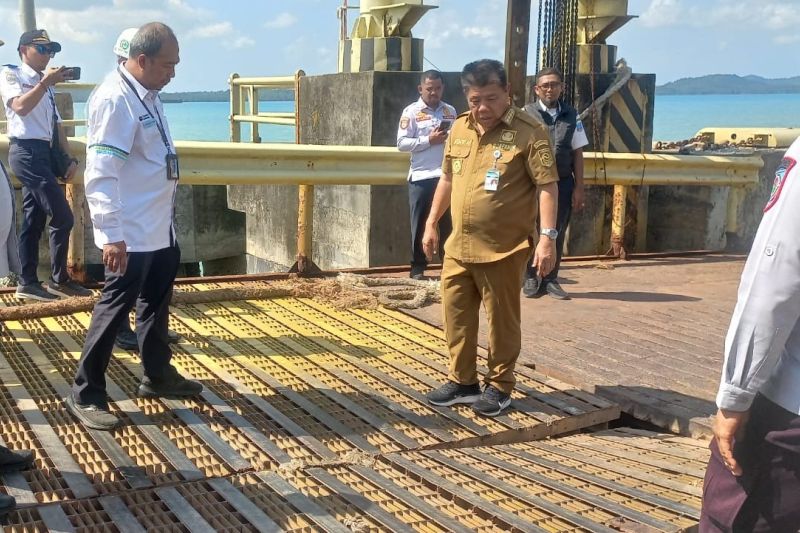Gubernur Kepulauan Bangka Belitung Hidayat Arsani (tengah) meninjau kerusakan dermaga di Pelabuhan Sadai Kabupaten Bangka Selatan, Selasa (23/6/2026). Foto Antara