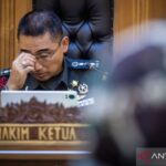 Hakim Ketua Kolonel Chk Fredy Ferdian Isnartanto memimpin sidang pembacaan putusan di Pengadilan Militer II-08, Jakarta, Rabu (10/6/2026). Majelis hakim memvonis keempat terdakwa tersebut yakni Serda Edi Sudarko selama tiga tahun dan enam bulan penjara, Lettu Budhi Hariyanto Widhi Cahyono dua tahun dan enam bulan penjara, Kapten Nandala Dwi Prasetya dua tahun penjara, dan Lettu Sami Lakka selama satu tahun dan enam bulan penjara serta pidana tambahan berupa pemecatan dari dinas militer khusus kepada Serda Edi dan Lettu Budhi. Foto Antara