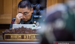 Hakim Ketua Kolonel Chk Fredy Ferdian Isnartanto memimpin sidang pembacaan putusan di Pengadilan Militer II-08, Jakarta, Rabu (10/6/2026). Majelis hakim memvonis keempat terdakwa tersebut yakni Serda Edi Sudarko selama tiga tahun dan enam bulan penjara, Lettu Budhi Hariyanto Widhi Cahyono dua tahun dan enam bulan penjara, Kapten Nandala Dwi Prasetya dua tahun penjara, dan Lettu Sami Lakka selama satu tahun dan enam bulan penjara serta pidana tambahan berupa pemecatan dari dinas militer khusus kepada Serda Edi dan Lettu Budhi. Foto Antara Hakim Ketua Kolonel Chk Fredy Ferdian Isnartanto memimpin sidang pembacaan putusan di Pengadilan Militer II-08, Jakarta, Rabu (10/6/2026). Majelis hakim memvonis keempat terdakwa tersebut yakni Serda Edi Sudarko selama tiga tahun dan enam bulan penjara, Lettu Budhi Hariyanto Widhi Cahyono dua tahun dan enam bulan penjara, Kapten Nandala Dwi Prasetya dua tahun penjara, dan Lettu Sami Lakka selama satu tahun dan enam bulan penjara serta pidana tambahan berupa pemecatan dari dinas militer khusus kepada Serda Edi dan Lettu Budhi. Foto Antara