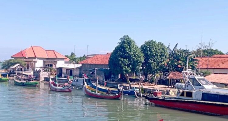 Situasi kampung nelayan di Pelabuhan Tanglok, Kabupaten Sampang, Jawa Timur. Foto Antara