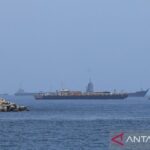 Kapal kargo komersial dan kapal tanker minyak mentah yang berlabuh di Teluk Oman, lepas pantai Muscat, Oman, pada 21 Juni 2026, saat mereka bersiap untuk melintasi Selat Hormuz yang sangat penting. Foto Antara
