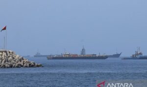 Kapal kargo komersial dan kapal tanker minyak mentah yang berlabuh di Teluk Oman, lepas pantai Muscat, Oman, pada 21 Juni 2026, saat mereka bersiap untuk melintasi Selat Hormuz yang sangat penting. Foto Antara