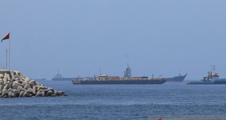 Kapal kargo komersial dan kapal tanker minyak mentah yang berlabuh di Teluk Oman, lepas pantai Muscat, Oman, pada 21 Juni 2026, saat mereka bersiap untuk melintasi Selat Hormuz yang sangat penting. Foto Antara