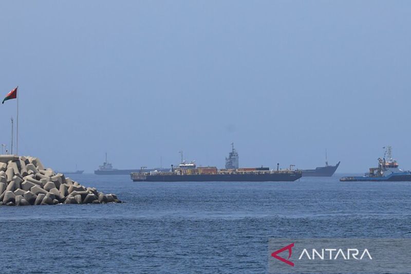 Kapal kargo komersial dan kapal tanker minyak mentah yang berlabuh di Teluk Oman, lepas pantai Muscat, Oman, pada 21 Juni 2026, saat mereka bersiap untuk melintasi Selat Hormuz yang sangat penting. Foto Antara