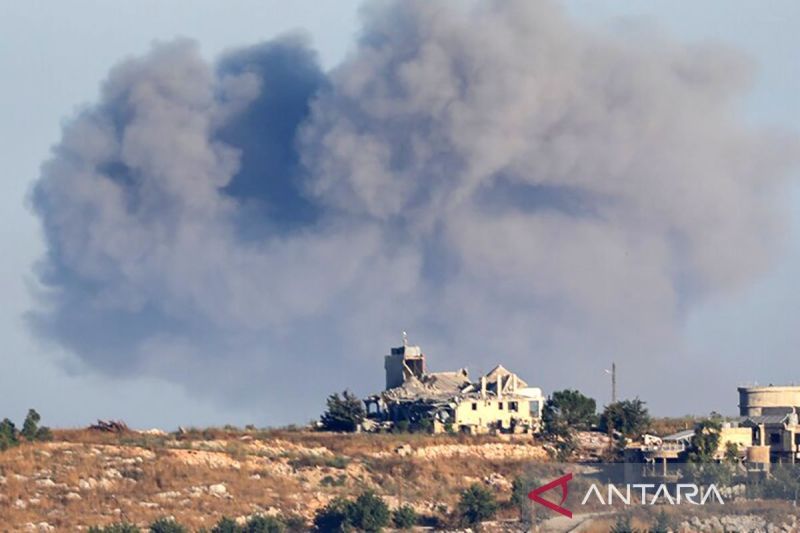 Ilustrasi - Asap membubung dari kota Shweikin dan kawasan bukit Ali al-Tahir di Kegubernuran Nabatieh, Lebanon selatan, menyusul serangan udara Israel pada 20 Juni 2026. Serangan tersebut dilancarkan meskipun terdapat kesepakatan antara AS dan Iran. Foto Antara