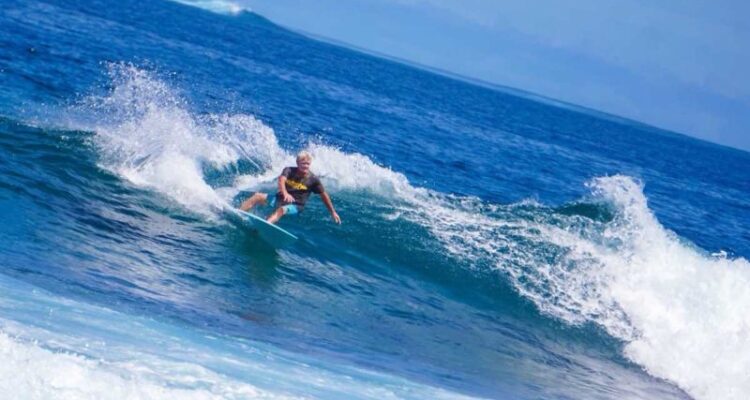 Wisatawan berselancar di Pulau Simeulue, Aceh. Foto Antara