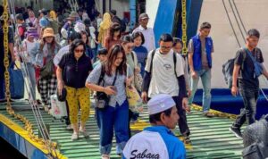 Wisatawan di Pelabuhan Balohan, Kota Sabang. Foto Antara Wisatawan di Pelabuhan Balohan, Kota Sabang. Foto Antara