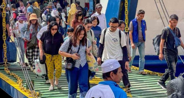 Wisatawan di Pelabuhan Balohan, Kota Sabang. Foto Antara
