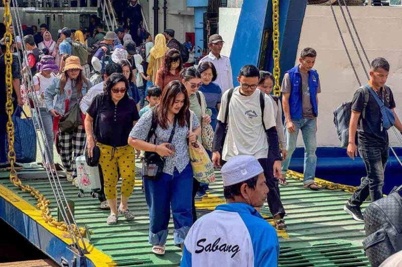 Wisatawan di Pelabuhan Balohan, Kota Sabang. Foto Antara Wisatawan di Pelabuhan Balohan, Kota Sabang. Foto Antara