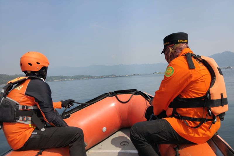 Tim SAR gabungan melakukan proses pencarian terhadap pria yang dilaporkan tenggelam di Waduk Jatilhur, Purwakarta, Jawa Barat, Rabu (22/7/2026). Sumber foto: Antara Tim SAR gabungan melakukan proses pencarian terhadap pria yang dilaporkan tenggelam di Waduk Jatilhur, Purwakarta, Jawa Barat, Rabu (22/7/2026). Sumber foto: Antara