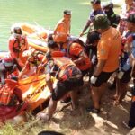 Tim SAR gabungan bersama aparat keamanan mengevakuasi jenazah seorang pemuda berinisial TA (27) yang tenggelam di kawasan Lembah Sungai Oya Parangan, Bantul, D.I Yogyakarta, Selasa (21/7/2026). Sumber foto: Antara