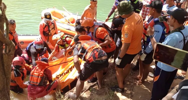 Tim SAR gabungan bersama aparat keamanan mengevakuasi jenazah seorang pemuda berinisial TA (27) yang tenggelam di kawasan Lembah Sungai Oya Parangan, Bantul, D.I Yogyakarta, Selasa (21/7/2026). Sumber foto: Antara