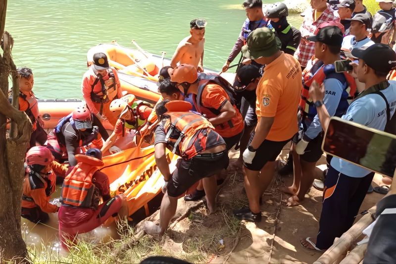 Tim SAR gabungan bersama aparat keamanan mengevakuasi jenazah seorang pemuda berinisial TA (27) yang tenggelam di kawasan Lembah Sungai Oya Parangan, Bantul, D.I Yogyakarta, Selasa (21/7/2026). Sumber foto: Antara