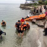Tim SAR gabungan mengevakusi korban tenggelam di perairan Danau Toba di Desa Ujung Silalahi, Kecamatan Silahisabungan, Kabupaten Dairi, Sumatera Utara. Foto Antara