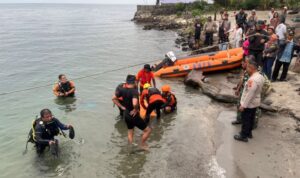 Tim SAR gabungan mengevakusi korban tenggelam di perairan Danau Toba di Desa Ujung Silalahi, Kecamatan Silahisabungan, Kabupaten Dairi, Sumatera Utara. Foto Antara Tim SAR gabungan mengevakusi korban tenggelam di perairan Danau Toba di Desa Ujung Silalahi, Kecamatan Silahisabungan, Kabupaten Dairi, Sumatera Utara. Foto Antara