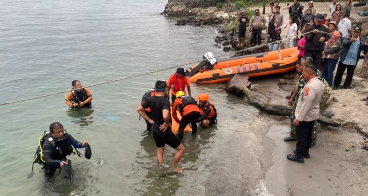 Tim SAR gabungan mengevakusi korban tenggelam di perairan Danau Toba di Desa Ujung Silalahi, Kecamatan Silahisabungan, Kabupaten Dairi, Sumatera Utara. Foto Antara