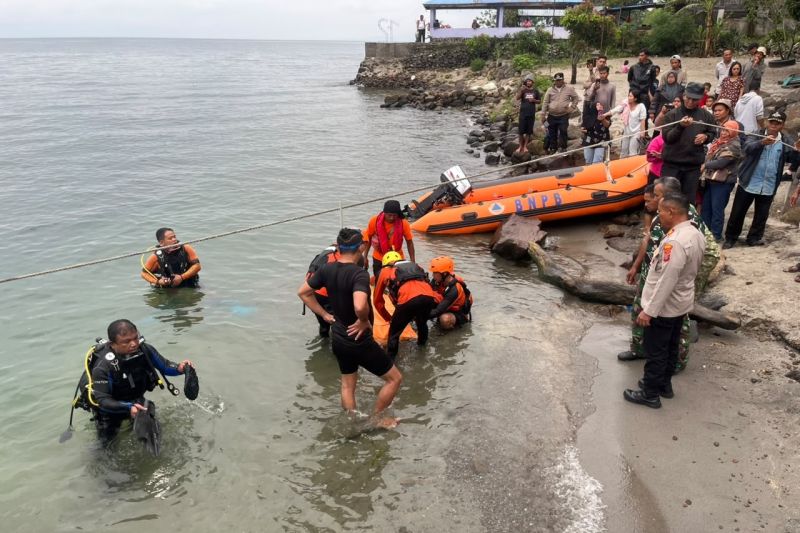 Tim SAR gabungan mengevakusi korban tenggelam di perairan Danau Toba di Desa Ujung Silalahi, Kecamatan Silahisabungan, Kabupaten Dairi, Sumatera Utara. Foto Antara Tim SAR gabungan mengevakusi korban tenggelam di perairan Danau Toba di Desa Ujung Silalahi, Kecamatan Silahisabungan, Kabupaten Dairi, Sumatera Utara. Foto Antara