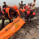 Kantor Pencarian dan Pertolongan Kelas A Medan bersama tim SAR gabungan mengevakuasi remaja berusia 16 tahun yang hanyut di Sungai Ular tepatnya dk Kelurahan Simpang Tiga Pekan, Kecamatan Perbaungan, Kabupaten Serdang Bedagai, Sumatera Utara. Foto Antara