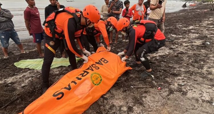 Kantor Pencarian dan Pertolongan Kelas A Medan bersama tim SAR gabungan mengevakuasi remaja berusia 16 tahun yang hanyut di Sungai Ular tepatnya dk Kelurahan Simpang Tiga Pekan, Kecamatan Perbaungan, Kabupaten Serdang Bedagai, Sumatera Utara. Foto Antara