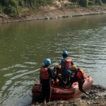 Petugas SAR gabungan melakukan opersi pencarian dan penyelamatan terhadap remaja yang diduga terseret di aliran Sungai Cisadane, Tangerang, Banten. Sumber foto: Antara