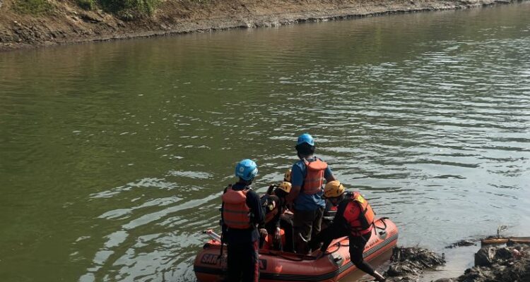 Petugas SAR gabungan melakukan opersi pencarian dan penyelamatan terhadap remaja yang diduga terseret di aliran Sungai Cisadane, Tangerang, Banten. Sumber foto: Antara