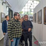 Menteri Ekonomi Kreatif/Kepala Badan Ekonomi Kreatif (Ekraf), Teuku Riefky Harsya (kiri), bersama Fotografer profesional sekaligus pendiri Huta Art Space, Edward Tigor Siahaan (kanan) mengamati foto pada pameran Toba Heritage Photo Exhibition 2026 di Huta Art Space, Sumatra Utara, Sabtu (11/7/2026). Foto Antara
