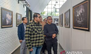Menteri Ekonomi Kreatif/Kepala Badan Ekonomi Kreatif (Ekraf), Teuku Riefky Harsya (kiri), bersama Fotografer profesional sekaligus pendiri Huta Art Space, Edward Tigor Siahaan (kanan) mengamati foto pada pameran Toba Heritage Photo Exhibition 2026 di Huta Art Space, Sumatra Utara, Sabtu (11/7/2026). Foto Antara