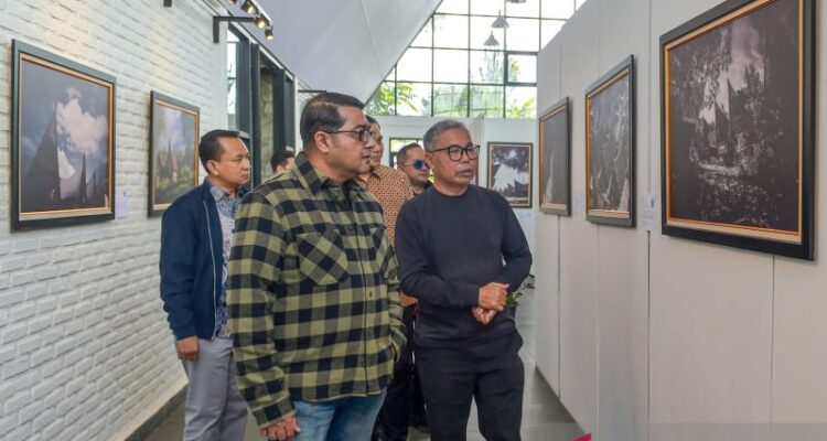 Menteri Ekonomi Kreatif/Kepala Badan Ekonomi Kreatif (Ekraf), Teuku Riefky Harsya (kiri), bersama Fotografer profesional sekaligus pendiri Huta Art Space, Edward Tigor Siahaan (kanan) mengamati foto pada pameran Toba Heritage Photo Exhibition 2026 di Huta Art Space, Sumatra Utara, Sabtu (11/7/2026). Foto Antara