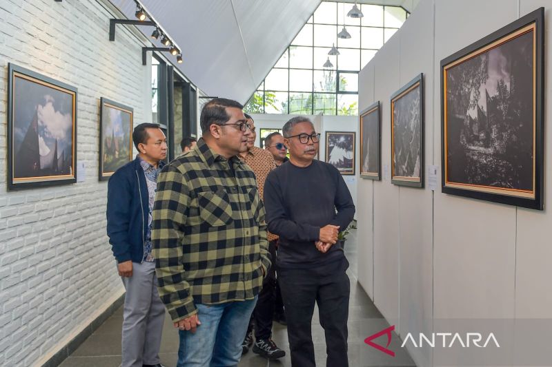 Menteri Ekonomi Kreatif/Kepala Badan Ekonomi Kreatif (Ekraf), Teuku Riefky Harsya (kiri), bersama Fotografer profesional sekaligus pendiri Huta Art Space, Edward Tigor Siahaan (kanan) mengamati foto pada pameran Toba Heritage Photo Exhibition 2026 di Huta Art Space, Sumatra Utara, Sabtu (11/7/2026). Foto Antara