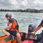 Dua petugas SAR saat mencari anak tenggelam di Pantai Kemala Balikpapan, Sabtu (11/7). Foto Antara