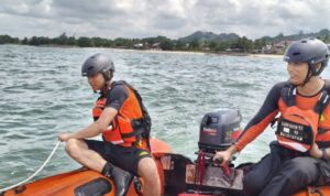 Dua petugas SAR saat mencari anak tenggelam di Pantai Kemala Balikpapan, Sabtu (11/7). Foto Antara Dua petugas SAR saat mencari anak tenggelam di Pantai Kemala Balikpapan, Sabtu (11/7). Foto Antara