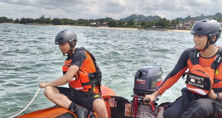 Dua petugas SAR saat mencari anak tenggelam di Pantai Kemala Balikpapan, Sabtu (11/7). Foto Antara
