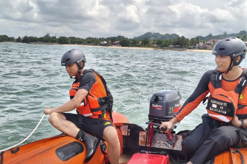 Dua petugas SAR saat mencari anak tenggelam di Pantai Kemala Balikpapan, Sabtu (11/7). Foto Antara Dua petugas SAR saat mencari anak tenggelam di Pantai Kemala Balikpapan, Sabtu (11/7). Foto Antara