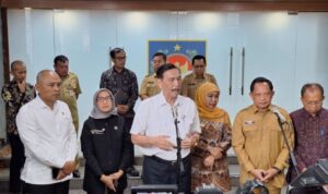 Chairman of the Government Digital Transformation Acceleration Committee Luhut Binsar Pandjaitan (center) speaks to the press after attending a meeting on accelerating the digitalization of social assistance at the Ministry of Home Affairs headquarters in Jakarta on Tuesday (June 30, 2026). Foto Antara